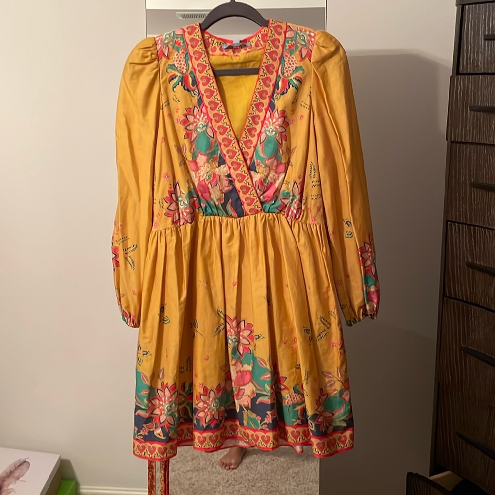 Very beautiful dress, very feminine dress, has belt, nice v-neck, above knee